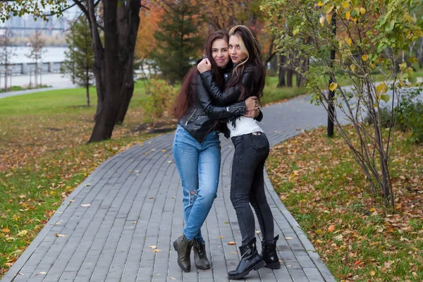 Две Девушки Девушки Осенние Студенты Набережной Стоят Набережной Фоне Деревьев — стоковое фото