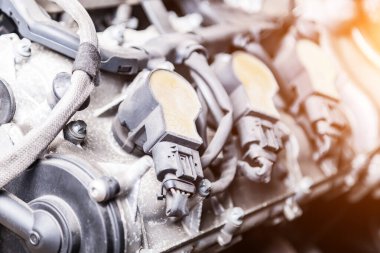 Otomatik analiz için bir garajda ya da araba servisinde tamirat sırasında motorun kapatılması. Araba servisi ya da erkek dergisi için arka plan.