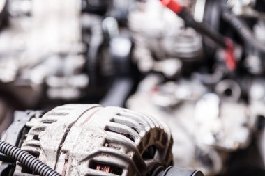 Motorda baypas kayışı olan jeneratörün yakın çekimi, arabanın plastik kaplamasının arkasındaki kauçuk halkanın bir parçasıdır ve krank mili ile kam mili arasındaki bağlantı halkasıdır.