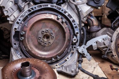 Otomatik ayrıştırma için bir araba atölyesinde arabadan sökülmüş vaziyette, motor bölmesinde turbo şarj aleti ve şarj aleti olan güçlü akort edilmiş benzin motoru..