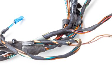 Arabanın elektrik kablolarında konnektörleri olan farklı renkte mat kablolardan oluşan bir kablo. Tedarikçinin çalışmasında internet hattı.