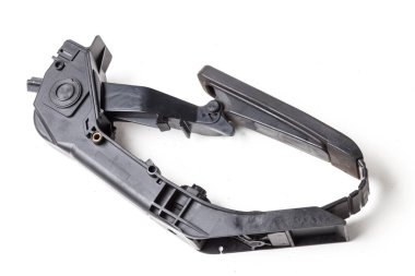 Araba servisinde satılık bir fotoğraf stüdyosunda beyaz izole edilmiş arka planda gaz pedalı. Atölyedeki tadilat sırasında yedek parça olarak siyah otomobil. Yedek parça hurdalığı.