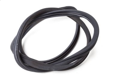 Arabanın gövdesini, kapılarını ya da bagajını kapamak için sarılmış siyah lastik dolgu maddesi, iç kısımdaki ısı kaybını ve nem girişini önlüyor. Atölyede tamir için conta..