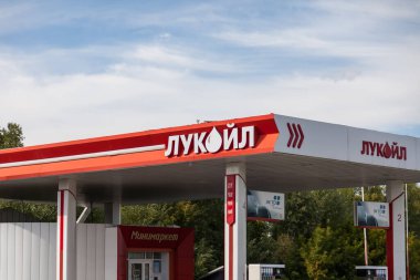 Altai, Rusya - 08.17.2020: Lukoil benzin istasyonu ve akaryakıt fiyatları gösterimi. Benzin ve petrol ürünleri için daha yüksek fiyatlar. Bir varil petrol parası..