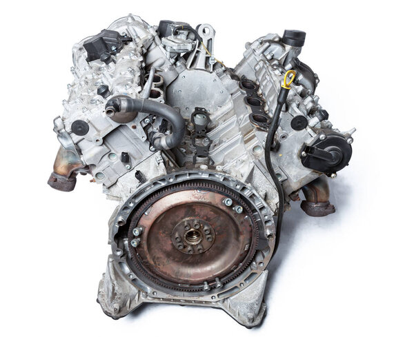 Закрытие двигателя V6 для технического обслуживания и ремонта автомобиля в автосервисе на белом изолированном фоне. Каталог автозапчастей.