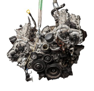 Beyaz izole edilmiş arka planda bir otomobil servisindeki bir arabanın bakım ve onarımı için V6 motorunu kapatın. Araç parçaları kataloğu.