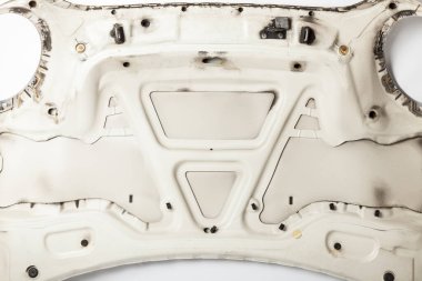 Bir kazada hasarı azaltmak için kaputun ters tarafında sert elementler var. Metalik profil.