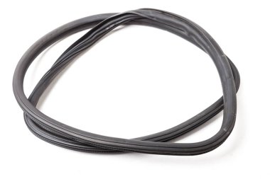 Arabanın gövdesindeki elementler için siyah lastik dolgu maddesi, kapı veya bagaj için, gürültü yalıtımı için, termal ve ses için, arabanın içindeki ısı kaybını önlemek için. Bir atölyede tamir için conta kapatılıyor.