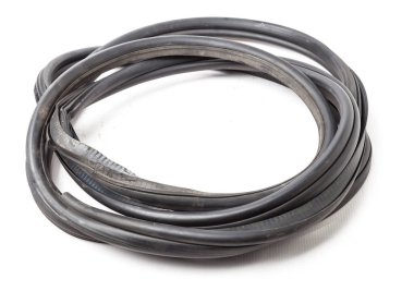 Arabanın gövdesindeki elementler için siyah lastik dolgu maddesi, kapı veya bagaj için, gürültü yalıtımı için, termal ve ses için, arabanın içindeki ısı kaybını önlemek için. Bir atölyede tamir için conta kapatılıyor.