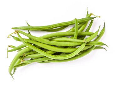 İzole edilmiş beyaz arka planda bir yığın yeşil fasulye. Salata için taze sağlıklı sebzeler. Vejetaryenler ve vejetaryenler.