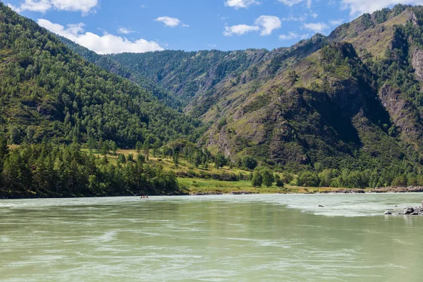 Orilla Del Río Katun Con Agua Que Contiene Arcilla Turquesa — Foto de Stock