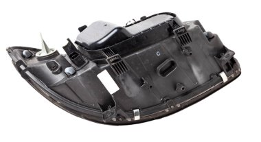 Siyah plastikten yapılmış yedek parça, bir katalog için fotoğraf stüdyosundaki beyaz arka plan - elektrik sistemleri içindeki ksenon far ve bir lamba ve yansıtıcıların optik ekipman montajları 