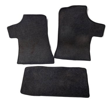 Beyaz izole edilmiş arka planda siyah halıdan yapılmış bir minibüsün arka koltuğundaki araba zeminine yakın plan. Otomobil servis endüstrisi. Yedek parça kataloğu.