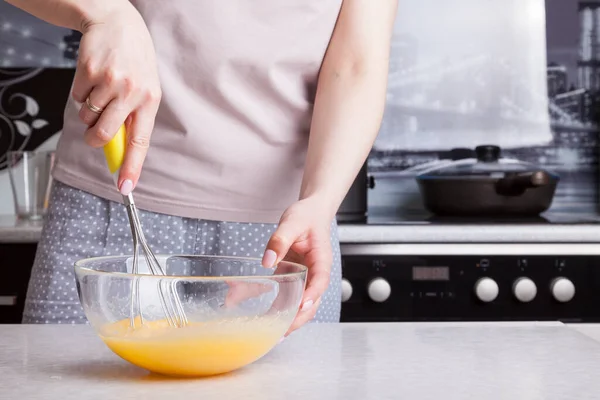 Eine Frau Der Küche Hält Einen Schneebesen Mit Gelbem Griff — Stockfoto