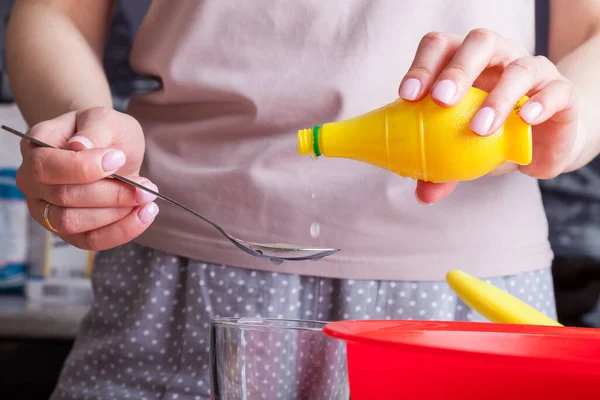 Mani Femminili Tengono Cucchiaio Bottiglie Succo Limone Pronto Dentro Versano — Foto Stock