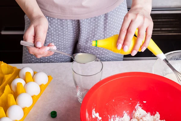 Weibliche Hände Halten Löffel Und Flaschen Mit Fertig Gemachtem Zitronensaft — Stockfoto