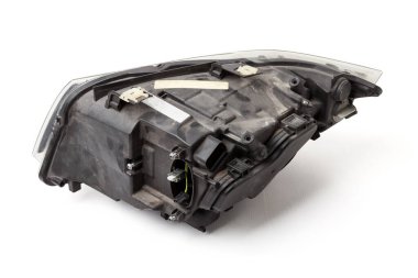 Siyah plastikten yapılmış yedek parça, bir katalog için fotoğraf stüdyosundaki beyaz arka plan - elektrik sistemleri içindeki ksenon far ve bir lamba ve yansıtıcıların optik ekipman montajları 