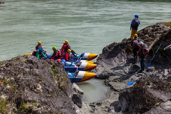 Bir Grup Insan Mavi Bir Teknede Rafting Yapıyor Dağ Nehrinde — Stok fotoğraf