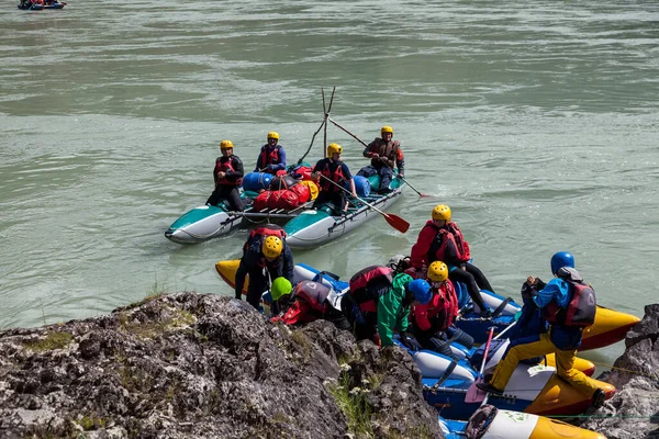 Altai Rusya 2020 Bir Grup Insan Mavi Bir Teknede Rafting — Stok fotoğraf