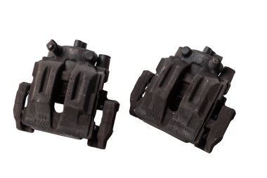 İki eski metal fren ayarlayıcısı, bir fotoğraf stüdyosunun beyaz arka planında, şasinin tamiri sırasında ya da yedek parça kataloğu için otomatik ayrıştırma için..