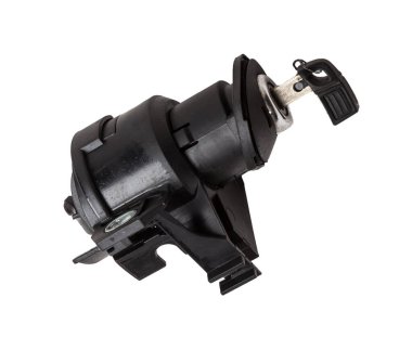 Siyah plastik ve metalden yapılmış yedek araba parçasının ayrıntıları. Bagajı ayrı açmak için anahtarlı anahtar deliği, beyaz arka planda izole edilmiş. Araba atölyesinde tamirat, satılık ekipman..