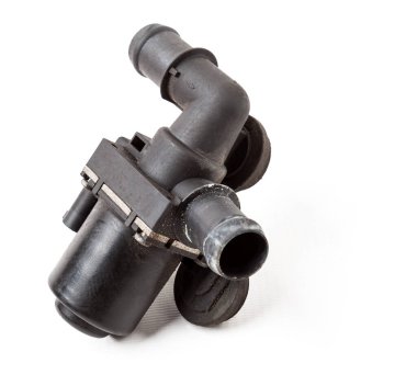 Soğutma pompasının su pompası soğutma sisteminde, motordan radyatöre ve tam tersi şekilde zorla antifriz dolaşımı sağlamak üzere tasarlanmıştır. Satılık siyah plastik yedek parça.