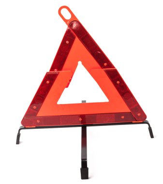 Kırmızı yansıtıcı plastikten yapılmış kırmızı uyarı levhası ve bir fotoğraf stüdyosunun beyaz izole edilmiş arka planında mavi bir çanta. Arabada olmak için zorunlu bir cihaz. Otomatik ayrıştırmada yedek parça satılacak.