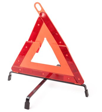 Kırmızı yansıtıcı plastikten yapılmış kırmızı uyarı levhası ve bir fotoğraf stüdyosunun beyaz izole edilmiş arka planında mavi bir çanta. Arabada olmak için zorunlu bir cihaz. Otomatik ayrıştırmada yedek parça satılacak.