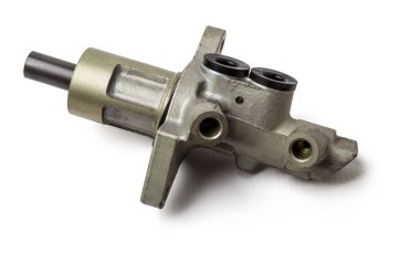 Renkli metal fren ana silindiri beyaz izole edilmiş arka plandaki bir atölyedeki bir arabanın tamiri ve yenisi için. Arabalar için yedek parça kataloğu.