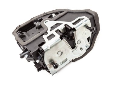 Siyah plastik ve metalden yapılmış yedek bir arabanın ayrıntıları beyaz arka planda ayrı ayrı izole edilmiş bir kapı kilidi. Araba atölyesinde tamirat, satılık ekipman..