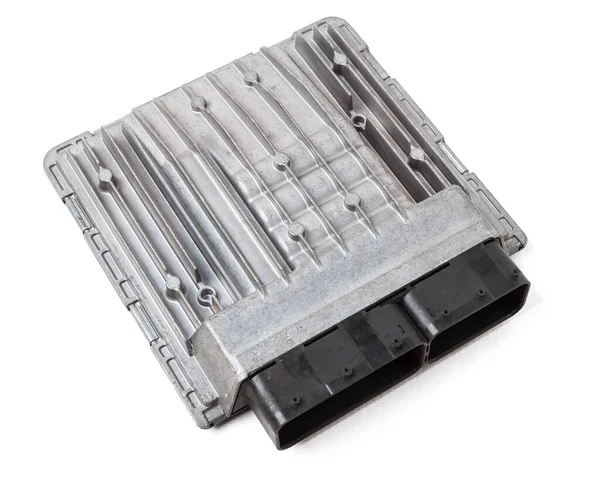 Beyaz izole arka planda metal elementlere sahip plastik otomobil kontrol ünitesi, çeşitli alt sistemlerin, birimlerin ve montajların bağlantı merkezidir. Anın durumunu gözlemliyorum. Yedek parça