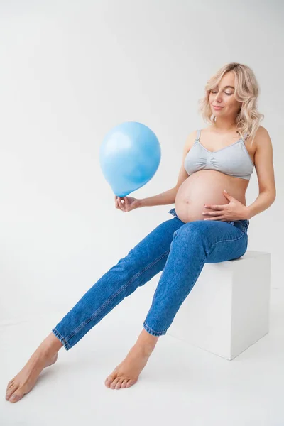 Kot Pantolonlu Koca Göbekli Hamile Bir Kadın Elinde Bir Balon — Stok fotoğraf