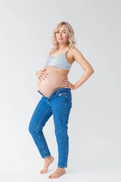 Güzel Genç Hamile Mavi Kotlu Bir Kadın Bir Bebeği Beslemek — Stok fotoğraf