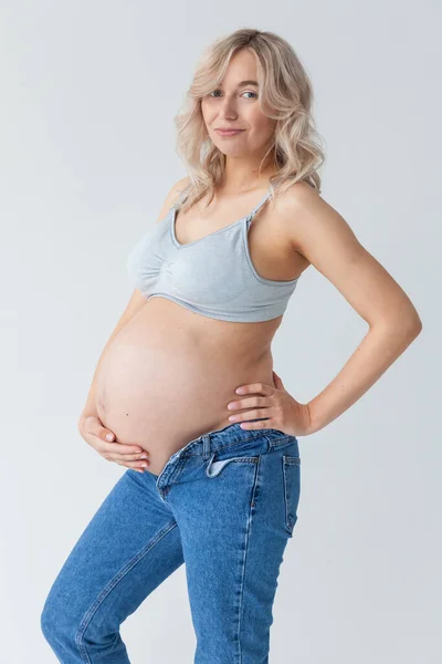 Frumoasă Tânără Gravidă Blondă Femeie Blugi Albastri Top Pentru Hrănirea — Fotografie, imagine de stoc