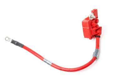 Otomotiv kablo donanımı pozitif pil terminali ve bir kaza durumunda kopma için fişek. Araç güvenlik sistemleri.