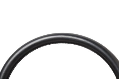 Deri direksiyon siyah renkli. Atölyede yine parlak bir kontrastlı dikiş atıldı. İç mekanların tamiri ve akort tasarımı için.