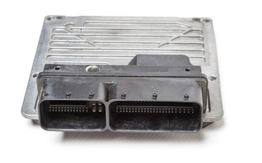 Beyaz izole arka planda metal elementlere sahip plastik otomobil kontrol ünitesi, çeşitli alt sistemlerin, birimlerin ve montajların bağlantı merkezidir. Anın durumunu gözlemliyorum. Yedek parça