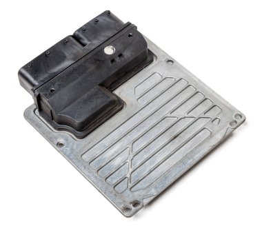 Beyaz izole arka planda metal elementlere sahip plastik otomobil kontrol ünitesi, çeşitli alt sistemlerin, birimlerin ve montajların bağlantı merkezidir. Anın durumunu gözlemliyorum. Yedek parça