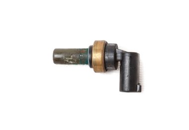Beyaz arka planda sarı metal elementli siyah soğutucu ısı sensörü. Hava-yakıt karışımının motor kontrol ünitesi düzeltici bileşimi, motor boşta hızı, ateşleme zamanlaması.