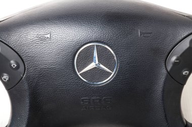 Novosibirsk, Rusya - 10.30.2020: Beyaz izole arkaplan üzerinde bir Mercedes-Benz direksiyon direksiyonundan yedek parça ve iç öğe. Otomobil hizmet endüstrisi.