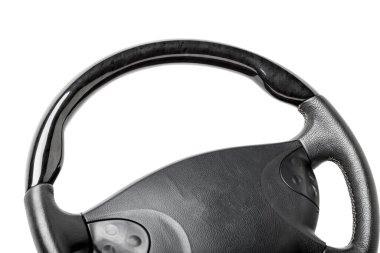 Deri ve ahşap süslemeli bir araba direksiyonunun yedek parçası ve iç kısmı ve beyaz izole bir arka planda hava yastıklı düğmeler. Otomobil servis endüstrisi. Hurdalık kataloğu.