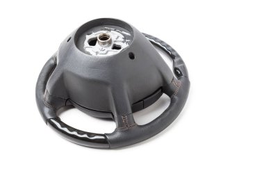 Deri ve ahşap süslemeli bir araba direksiyonunun yedek parçası ve iç kısmı ve beyaz izole bir arka planda hava yastıklı düğmeler. Otomobil servis endüstrisi. Hurdalık kataloğu.