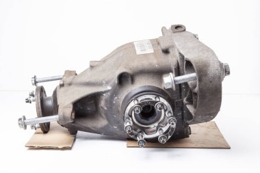 Vites küçültücü beyaza izole edildi. Vites tekerlekleri hız azaltıcı kesiti. Otomobil servis endüstrisi. Yedek parça kataloğu. Otomobil servis endüstrisi. Yedek parça kataloğu.