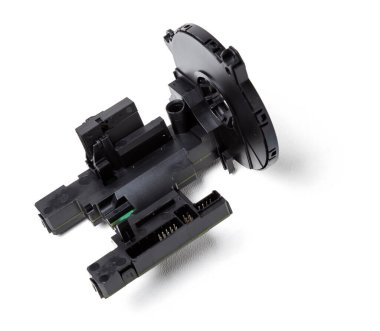  Direksiyon açısı sensörü beyaz izole bir arkaplanda söküldü, yedek parça araba tamiri için ya da hurdalıkta satılık.