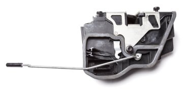 Siyah plastik ve metalden yapılmış yedek bir arabanın ayrıntıları beyaz arka planda ayrı ayrı izole edilmiş bir kapı kilidi. Araba atölyesinde tamirat, satılık ekipman..