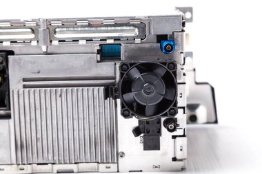 Bilgisayar fanı beyaz arkaplanda izole edildi.