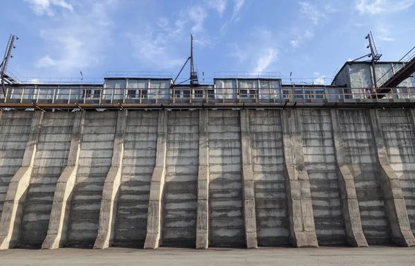 Large Protective Wall Similar Dam Industrial Plant Factory Impenetrable Fortress — ストック写真