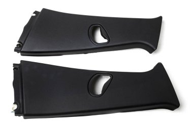 İki siyah merkezi sütun kaplaması. Arabanın iç kısmı ve beyaz izole edilmiş arka planı. Otomobil servis endüstrisi. Yedek parça kataloğu.