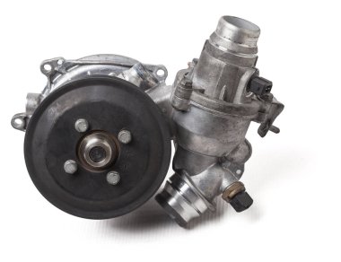 Metal otomobil pompası beyaz arka planda su pompasının motorunu soğutmak için. Hurdalıktaki araba motoru için yedek parça konsepti