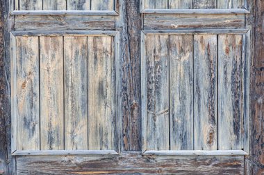 Arka plan yapısı. Ahırın metal parçalı eski kapısı. Eski ahşap kapı kapağı, stok resimleri, telif hakkı olmayan resimler